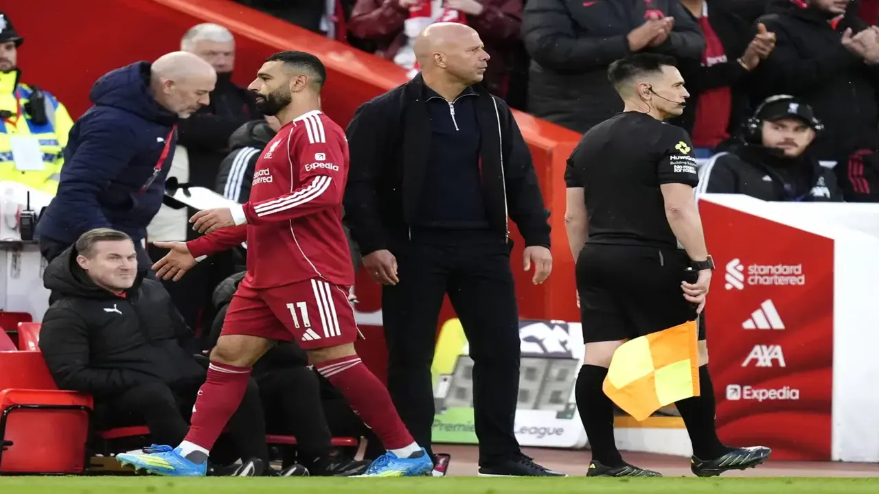 مدرب منتخب مصر يجري اتصالاً للاطمئنان على حالة محمد صلاح الصحية